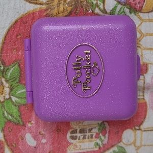 Polly Pocket Party Time Surprise Compact 2018